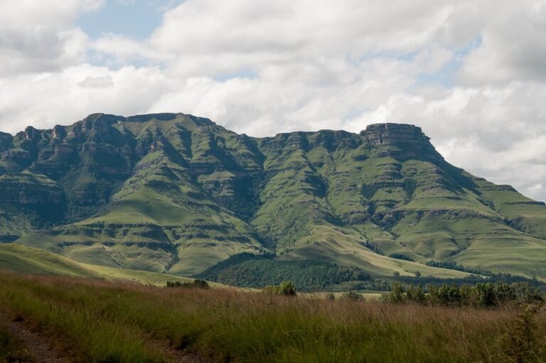 Drakensberg mountain landscape with luxury lodge views in South Africa, featured in a Drakensberg luxury travel guide for cosy mountain escapes and scenic getaways